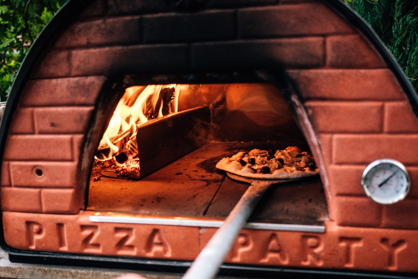 Co daje piec ogrodowy piec do pizzy, czego nie potrafi zwykły piekarnik?