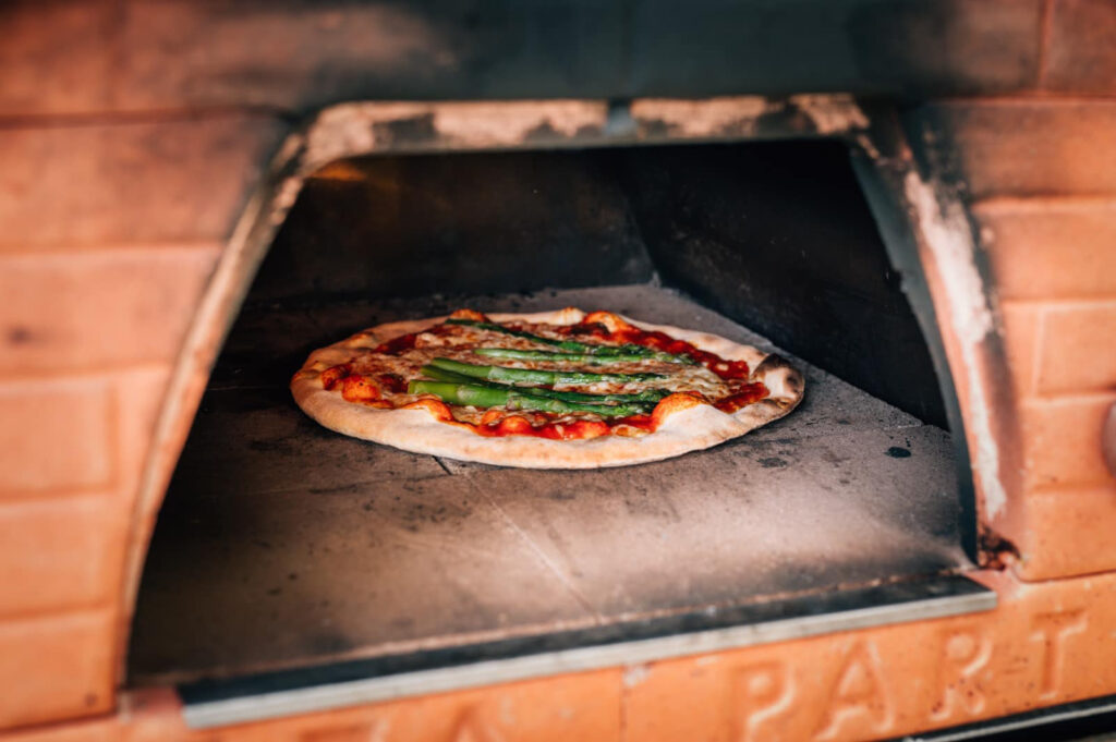 smak pizzy z pieca opalanego drewnem