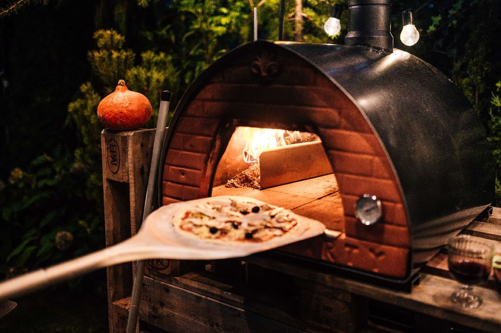 Przygotowanie pizzy w piecu opalanym drewnem