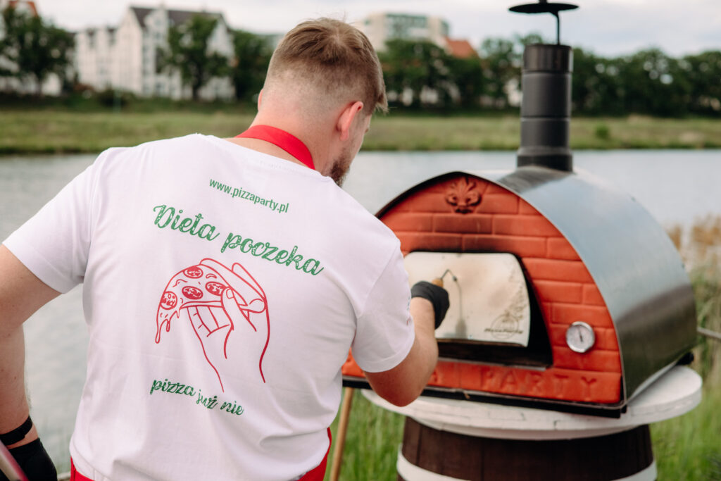 Piazzolo, przygotowuje pizzę w piecu opalanym drewnem