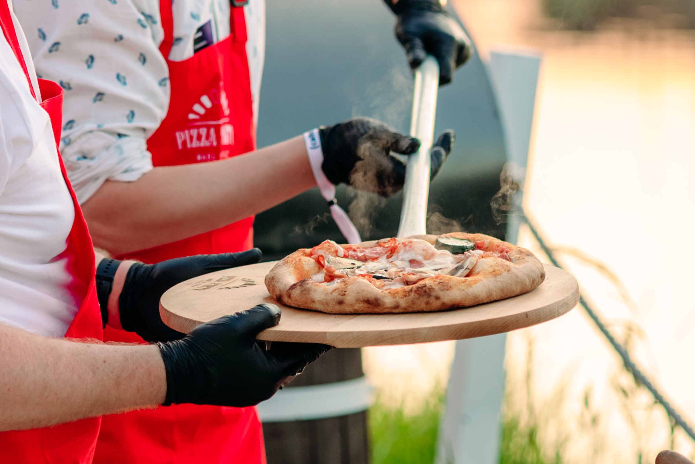 Wykładanie upieczonej pizzy